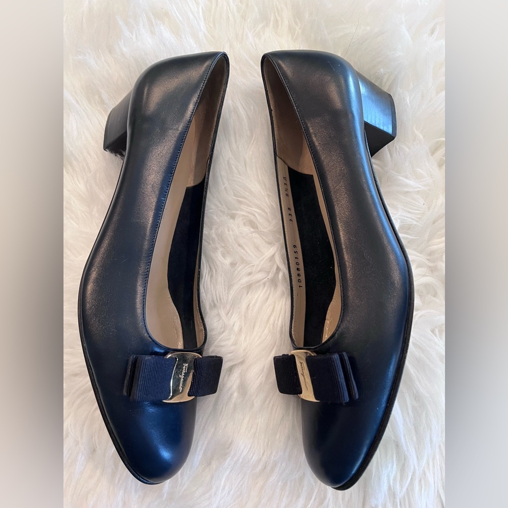 VTG Salvatore Ferragamo Women’s 9.5 3A Narrow/Slim Navy Blue Vara Leather Pumps - Picture 2 of 11